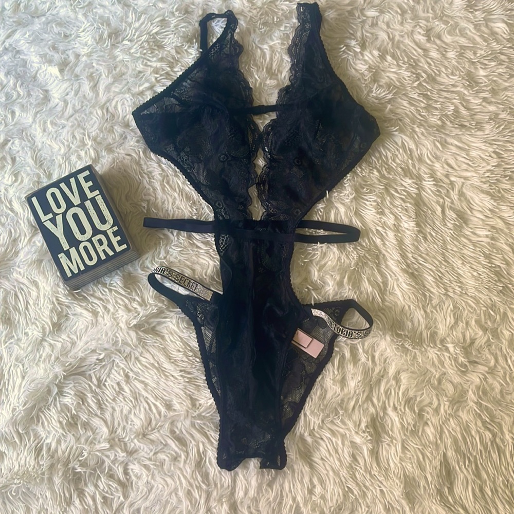 Victoria Secrets~ size medium ~ black lace bodysuit !